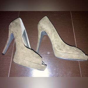 Atmosphere high heels in a hunter green color in size 8.Excellent condition.